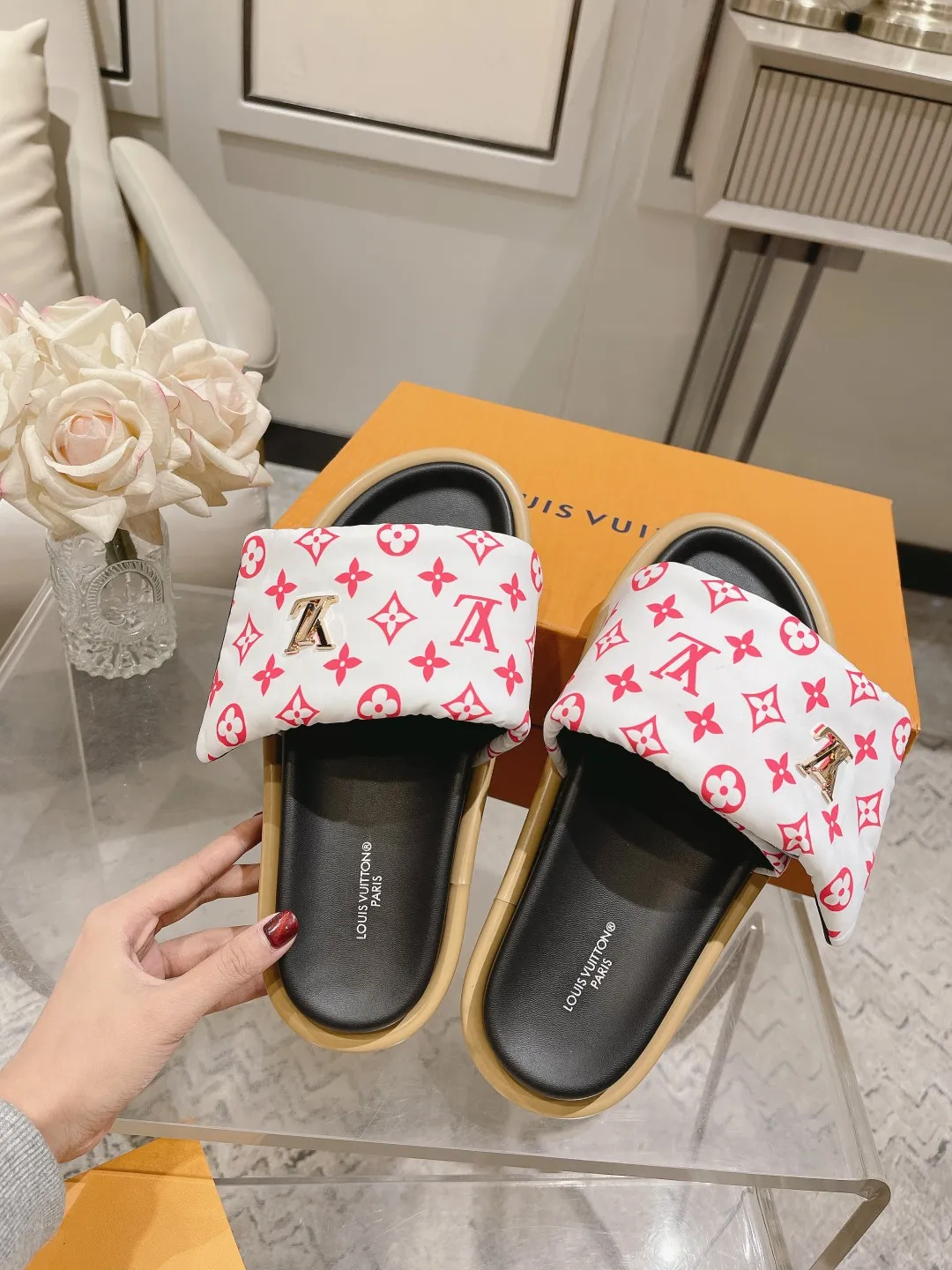 👟👟Ex-factory price 360👟👟 Lvjia brand | ²⁰²5 𝐬𝐬 💛2025 spring and summer latest popular Velcro series...Couple style thick-soled slippers, new rare products at the purchasing level💫 🍒This style is the favorite of celebrities🌟big internet celebrities. A simple and elegant sandal. A good style that you can't take your eyes off at a glance! The thick sole has the effect of increasing the height of the feet. It has the function of elongating the legs immediately. It is exquisite and low-key luxury✔️ No matter it is paired with skirts or trousers, it is super aura🛍 ━━━━━ ЅᏇєєt ━━━━━ ▪️Upper: LV old floral fabric ▪️Outsole: original molded outsole ▪️Shoe size: 35-45